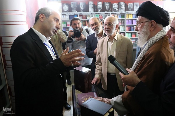 İslam İnkılabı Lideri Tahran Kitap Fuarını ziyaret etti