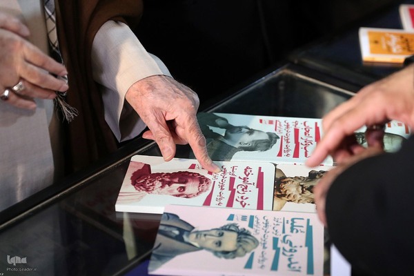 İslam İnkılabı Lideri Tahran Kitap Fuarını ziyaret etti