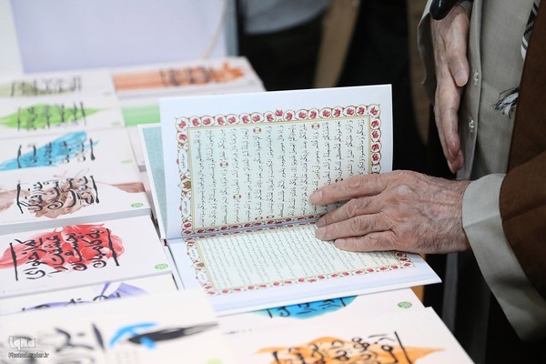 İslam İnkılabı Lideri Tahran Kitap Fuarını ziyaret etti