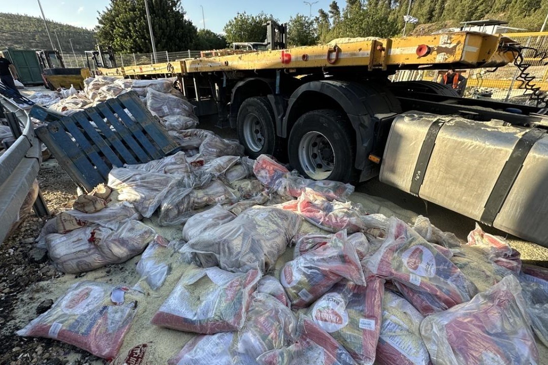 Yahudi işgalciler Gazze’ye giden yardımları engelleyip yola döktü