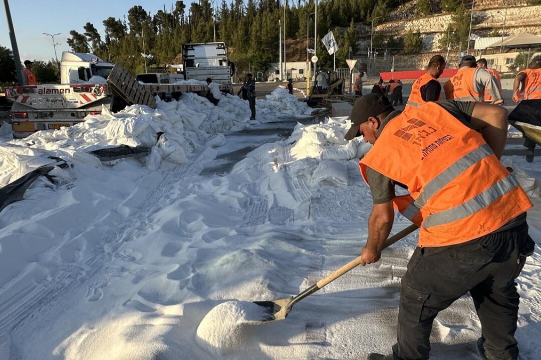 Yahudi işgalciler Gazze’ye giden yardımları engelleyip yola döktü