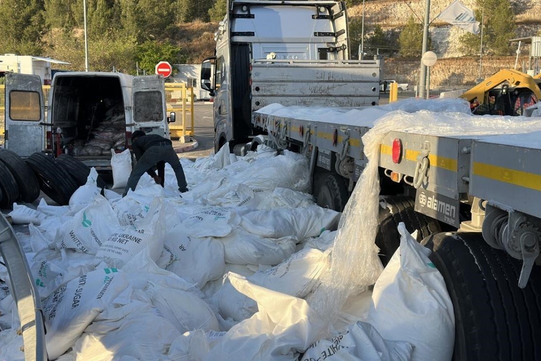 Yahudi işgalciler Gazze’ye giden yardımları engelleyip yola döktü