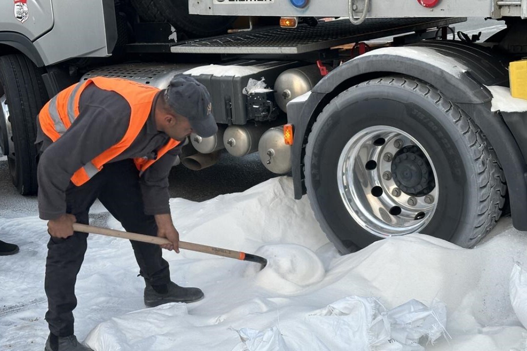 Yahudi işgalciler Gazze’ye giden yardımları engelleyip yola döktü