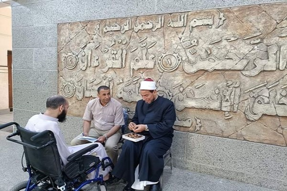 El Ezher Kur’an İlimleri Fakültesi Dekanının engelli Kur’an hafızına davranışı takdir edildi