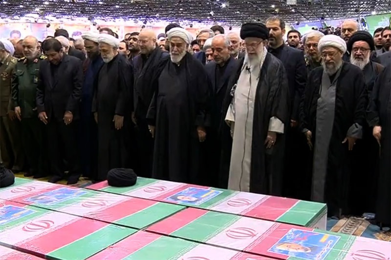 Ayetullah Hamanei şehitlerin cenaze namazını ikame etti
