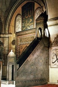 Bursa Ulu camii’nin minberinde güneş sistemi var