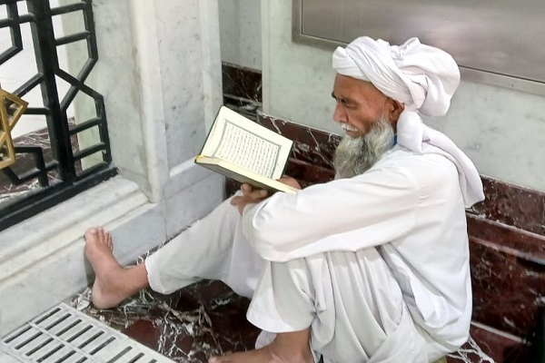 Hacılar Safa ve Merve arasında her fırsatta Kur’an-ı Kerim okuyor