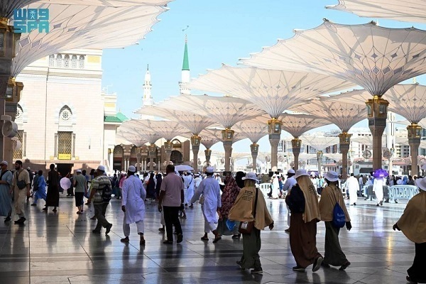 Mescid-i Nebi’de umrecilerin varlığı |fotoğraf