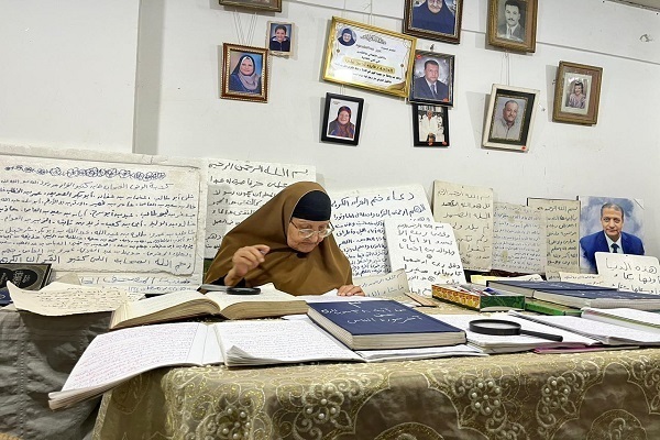 Mısırlı yaşlı bir kadın Kur’an-ı Kerim’in tamamını 10 ayda yazdı |video