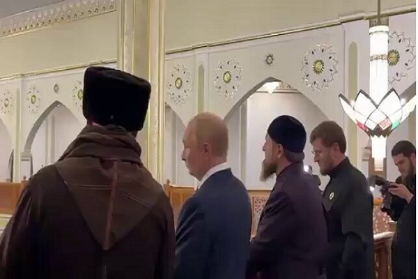 Putin cami ziyaretinde Kur’an-ı Kerim’i öptü