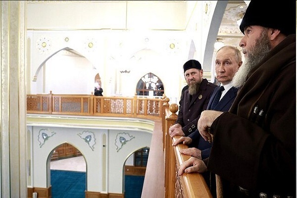 Putin cami ziyaretinde Kur’an-ı Kerim’i öptü