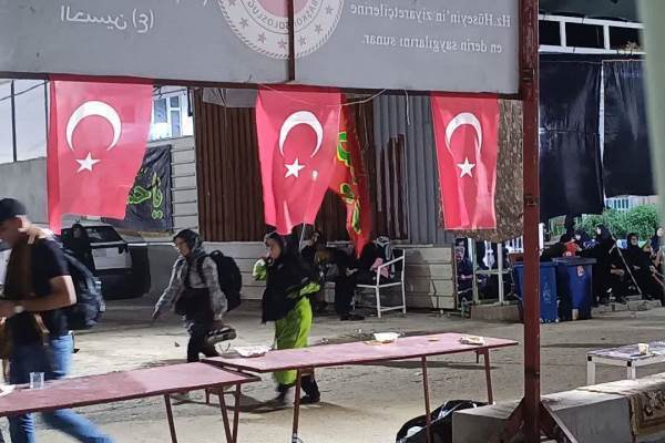 Erbain yürüyüşünde gökkuşağı renginde milyonlarca ziyaretçinin varlığı |fotoğraf