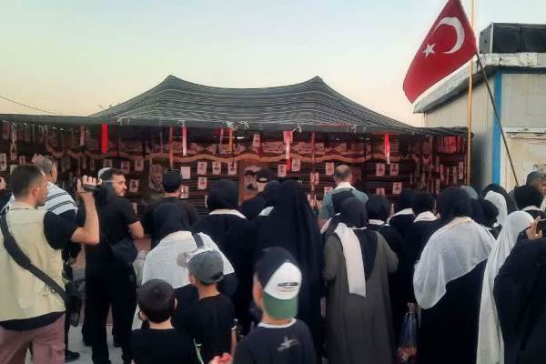 Erbain yürüyüşünde gökkuşağı renginde milyonlarca ziyaretçinin varlığı |fotoğraf