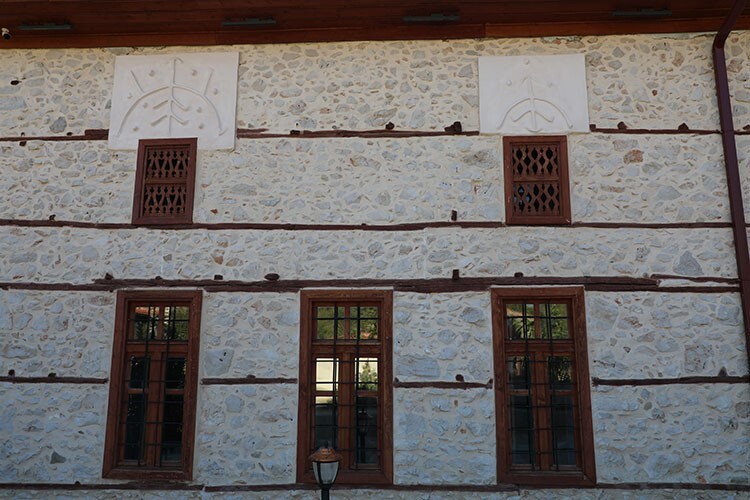 Antalya’daki 600 yıllık Sarıhacılar Camisi yenilenen çehresiyle ziyaretçilerini ağırlıyor.