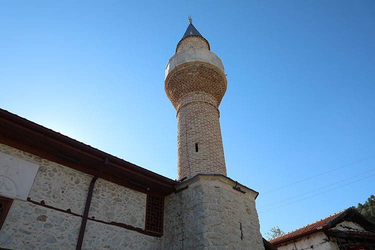 Antalya’daki 600 yıllık Sarıhacılar Camisi yenilenen çehresiyle ziyaretçilerini ağırlıyor.
