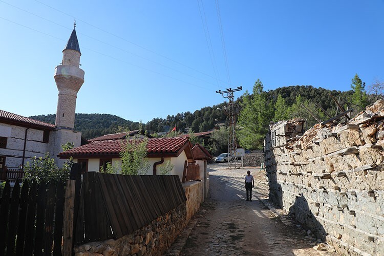 Antalya’daki 600 yıllık Sarıhacılar Camisi yenilenen çehresiyle ziyaretçilerini ağırlıyor.
