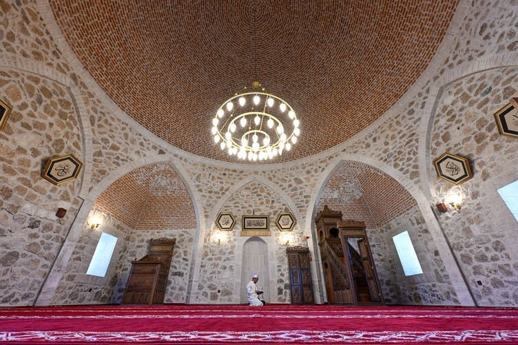 Süleyman Han Camisi , Van Kalesi’nin zirvesinde ziyaretçilerini ağırlıyor