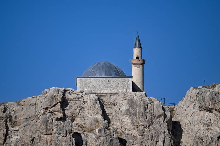 Süleyman Han Camisi , Van Kalesi’nin zirvesinde ziyaretçilerini ağırlıyor