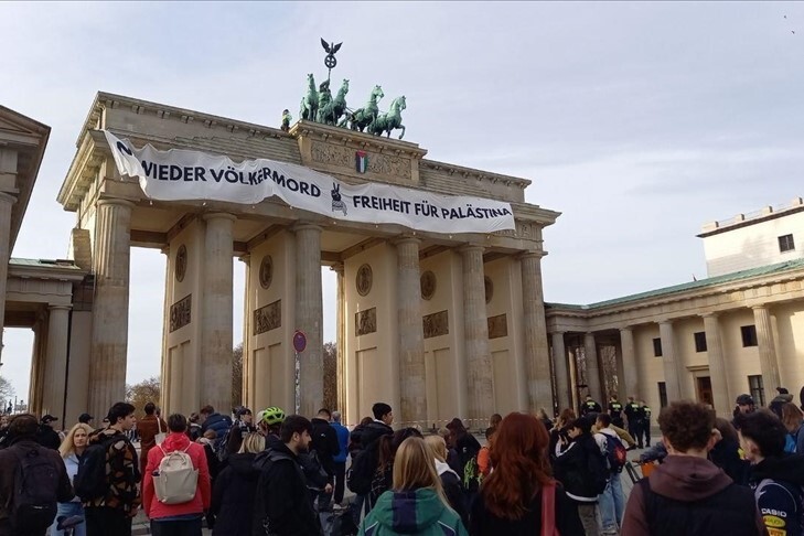 Berlin’de Tarihi Alman kapısına “Filistin'e Özgürlük” pankartı asıldı Berlin’de Tarihi Alman kapısına “Filistin'e Özgürlük” pankartı asıldı