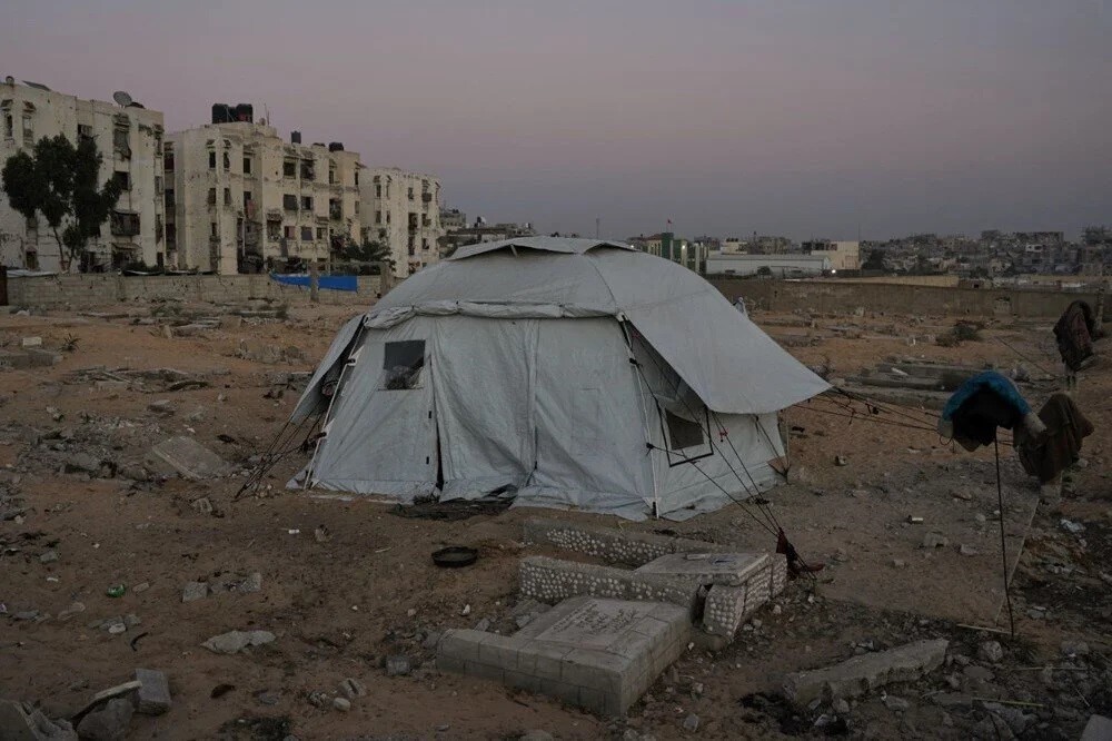 Ölülerin arasında yaşam: Mezar taşları oturak oldu