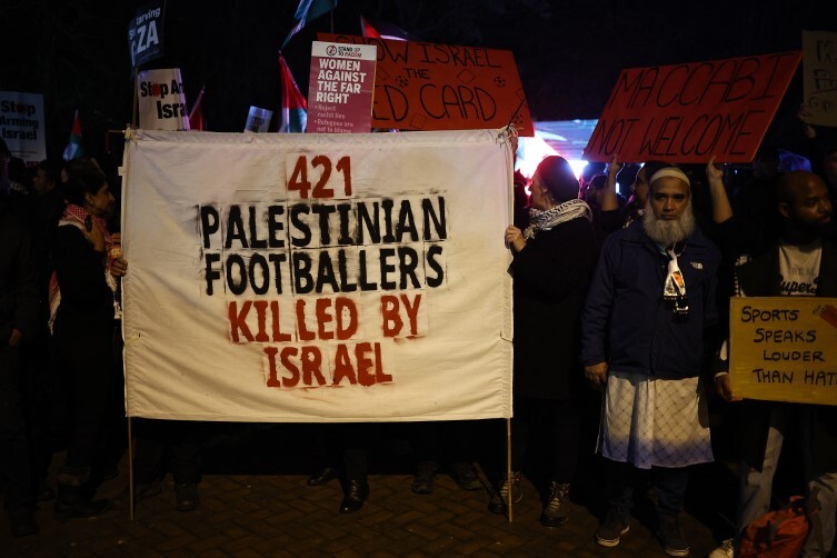 Binlerce kişi katil İsrail'in futboldan men edilmesi için İngiltere'de toplandı Binlerce kişi katil İsrail'in futboldan men edilmesi için İngiltere'de toplandı