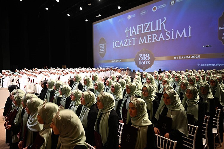 Gaziantep'te Kur'an'ı ezberleyen 318 hafız için icazet töreni düzenlendi Gaziantep'te Kur'an'ı ezberleyen 318 hafız için icazet töreni düzenlendi
