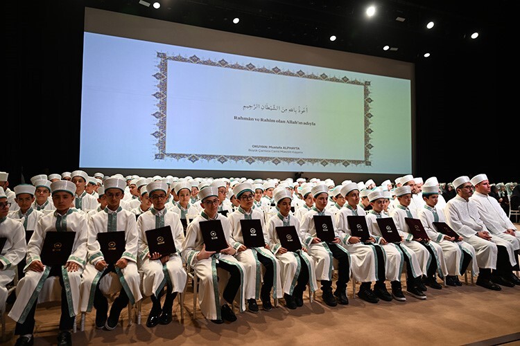 Gaziantep'te Kur'an'ı ezberleyen 318 hafız için icazet töreni düzenlendi Gaziantep'te Kur'an'ı ezberleyen 318 hafız için icazet töreni düzenlendi