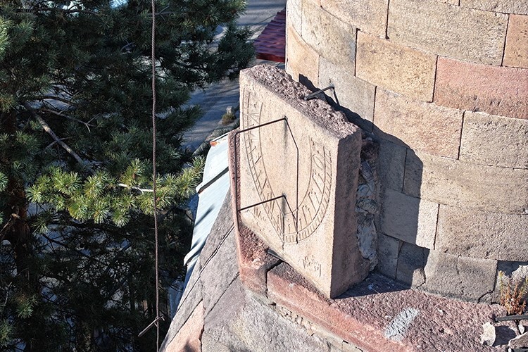 Erzurum'daki tarihi Şeyhler Camisi minaresindeki güneş saatiyle dikkati çekiyor Erzurum'daki tarihi Şeyhler Camisi minaresindeki güneş saatiyle dikkati çekiyor