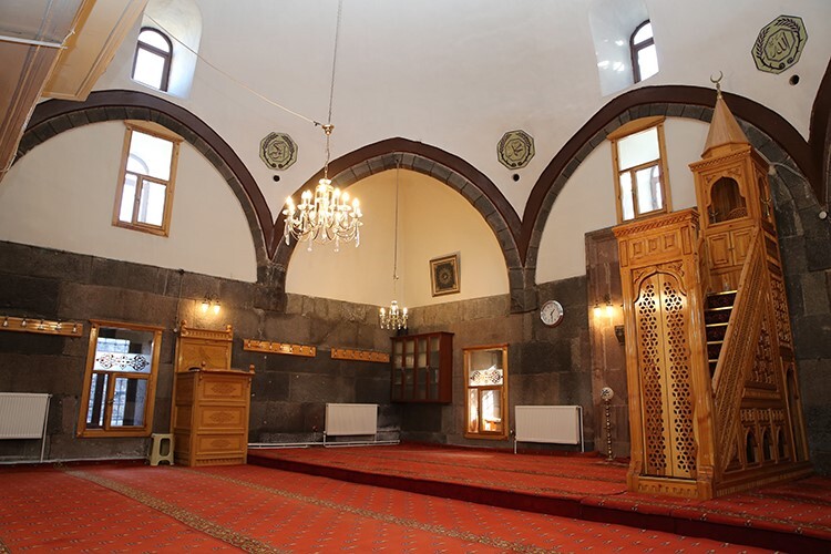 Erzurum'daki tarihi Şeyhler Camisi minaresindeki güneş saatiyle dikkati çekiyor Erzurum'daki tarihi Şeyhler Camisi minaresindeki güneş saatiyle dikkati çekiyor