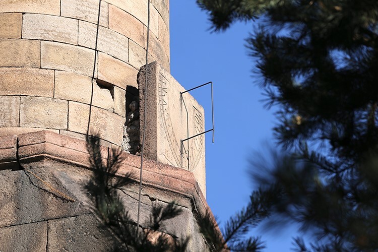 Erzurum'daki tarihi Şeyhler Camisi minaresindeki güneş saatiyle dikkati çekiyor Erzurum'daki tarihi Şeyhler Camisi minaresindeki güneş saatiyle dikkati çekiyor