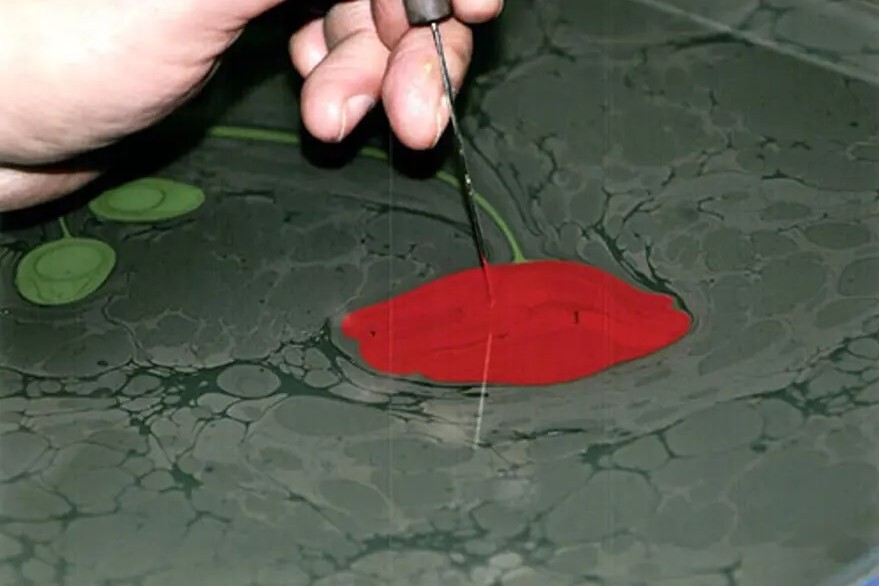 Suyun üzerinde doğan sanat: Ebru sanatı Suyun üzerinde doğan sanat: Ebru sanatı