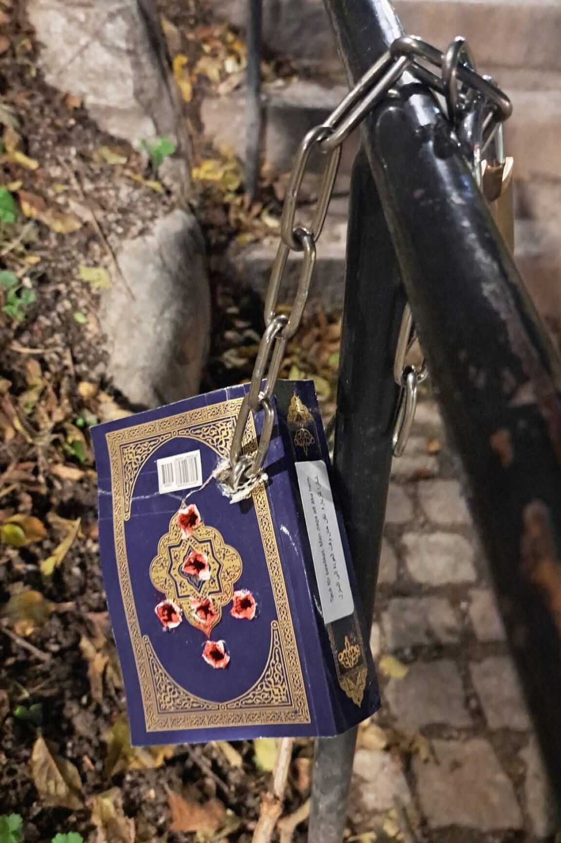 İsveç'te Stockholm Camisi'ne çirkin saldırı! Kur'an'ı kurşunlayıp zincirlediler! Üzerine amaçlarını yazdılar İsveç'te Stockholm Camisi'ne çirkin saldırı! Kur'an'ı kurşunlayıp zincirlediler! Üzerine amaçlarını yazdılar