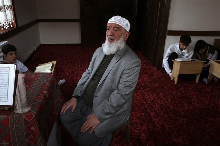 Yıllarca hafız yetiştiren Osman Hoca gençlerle yanyana ezber tazeliyor