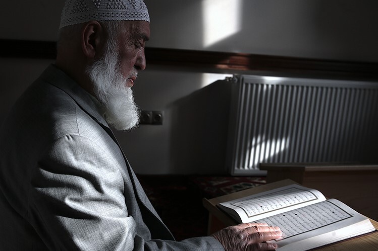 Yıllarca hafız yetiştiren Osman Hoca gençlerle yanyana ezber tazeliyor
