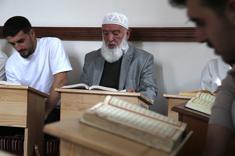 Yıllarca hafız yetiştiren Osman Hoca gençlerle yanyana ezber tazeliyor