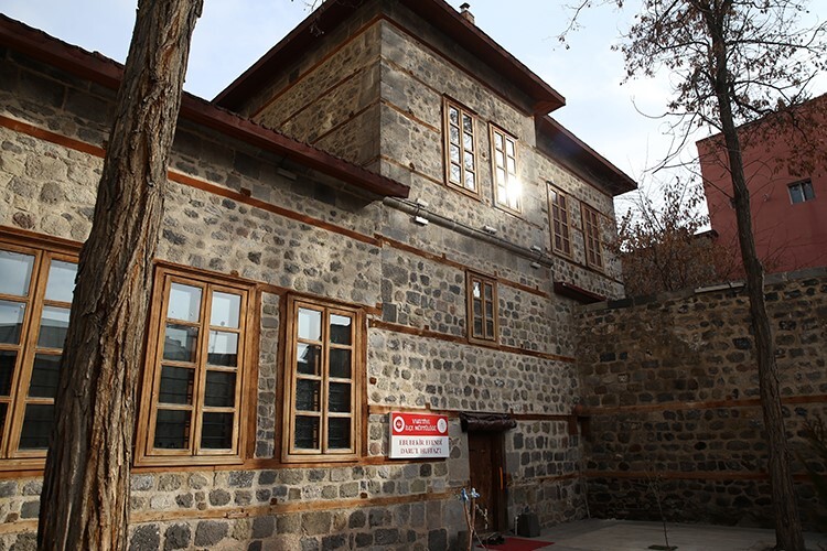 Yıllarca hafız yetiştiren Osman Hoca gençlerle yanyana ezber tazeliyor