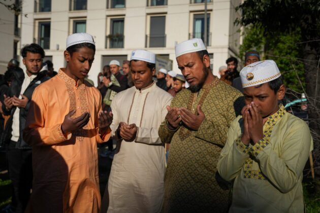 Dünya genelinde Ramazan Bayramı namazlarından kareler