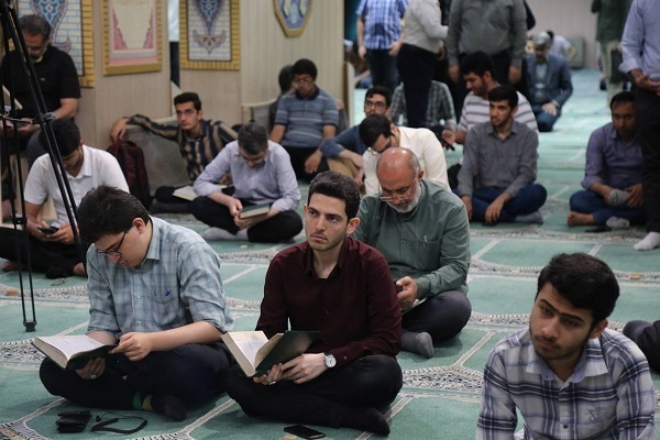 İranlı kâri Vahid Hazai Emir Kebir üniversitesinde Kur’an tilavet etti