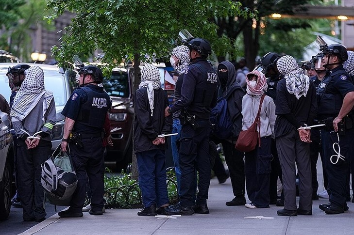 Columbia Üniversitesi’nde İsrail’i protesto eden onlarca öğrenci tutuklandı