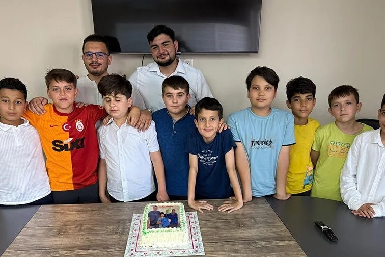 Görme engelli genç hafız olmanın sevincini yaşadı