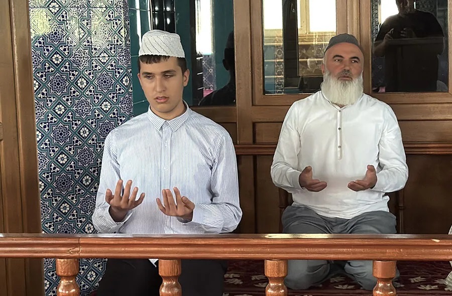 Görme engelli genç hafızlık sınavına hazırlanıyor