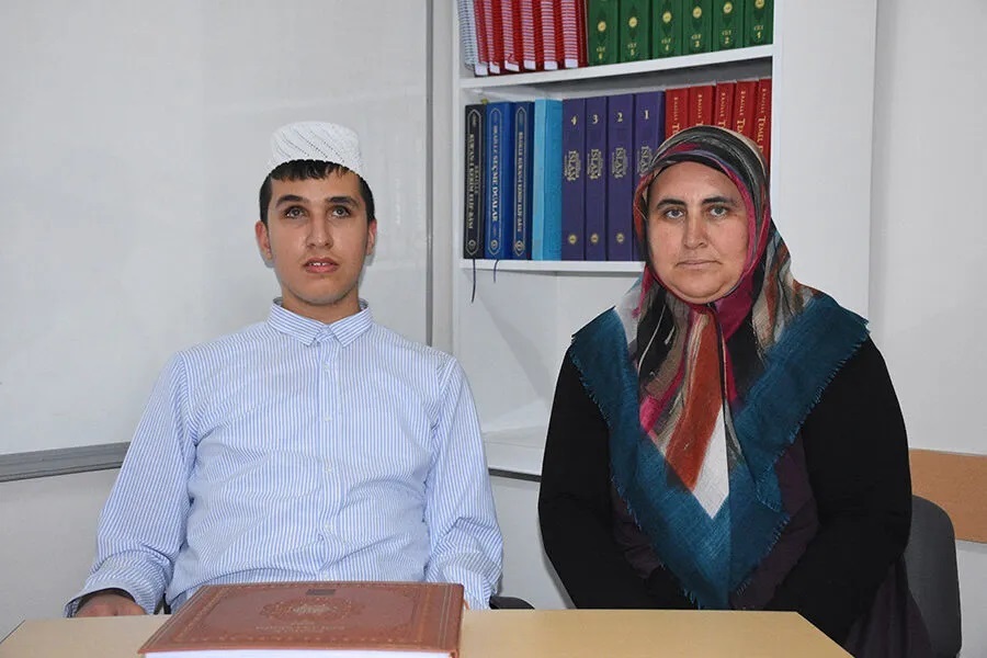 Görme engelli genç hafızlık sınavına hazırlanıyor