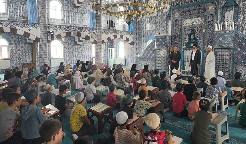 Kaymakam Eskimez, Kur'an öğrenen çocukları sevindirdi