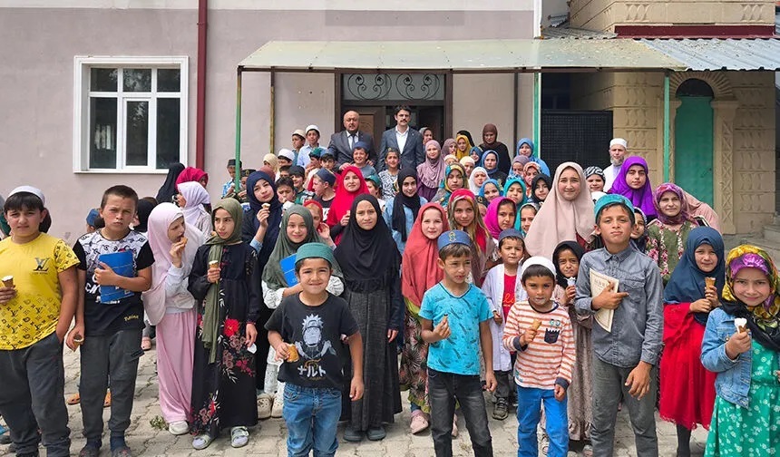 Kaymakam Eskimez, Kur'an öğrenen çocukları sevindirdi