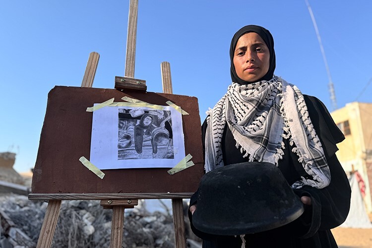 Gazzeli ressam tencere isiyle halkının yaşadığı acıları yansıtıyor