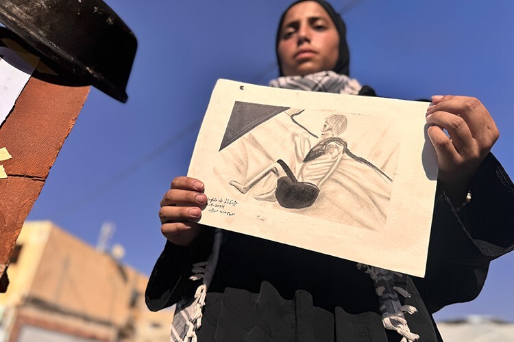 Gazzeli ressam tencere isiyle halkının yaşadığı acıları yansıtıyor