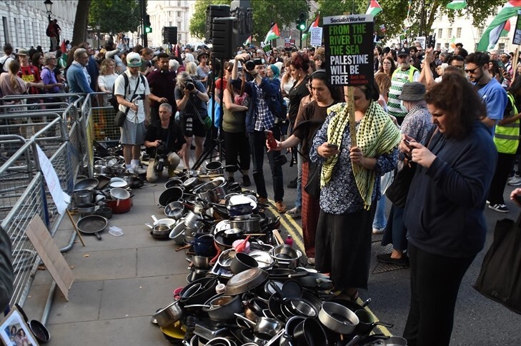 Gazze’yi açlığa mahkum eden İsrail, İngiltere’de tencere ve tavalarla protesto edildi