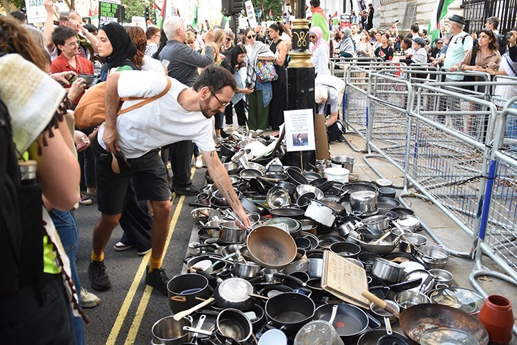 Gazze’yi açlığa mahkum eden İsrail, İngiltere’de tencere ve tavalarla protesto edildi