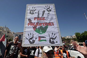Girit’e gelen İsrailli turistler, İsrail saldırılarının protesto edildiği eylemle karşılandı