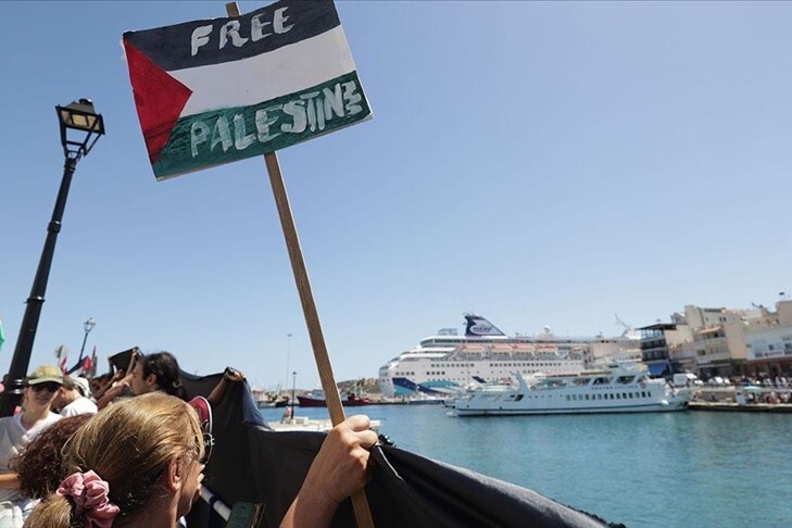 Girit’e gelen İsrailli turistler, İsrail saldırılarının protesto edildiği eylemle karşılandı